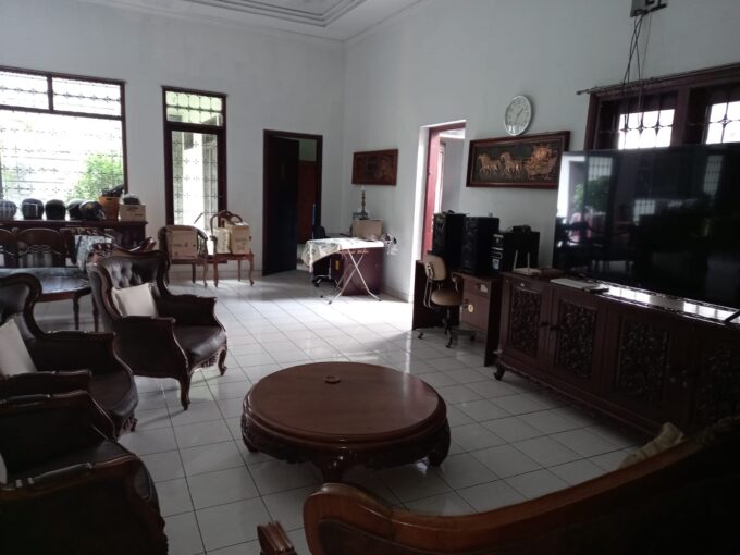 Rare Listing! Rumah dengan Tanah Luas di Kawasan Premium Sayap Riau